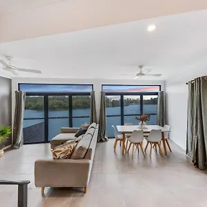 Holiday home Waterfront 3 Bedroom Mountain Creek